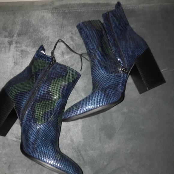 NEW - NAVY GREEN SNAKE PRINT ANKLE BOOTS BY SCOOP - SIZE 7 - Picture 2 of 5